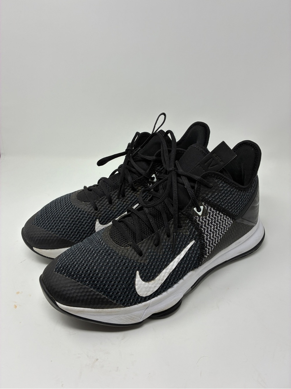 Nike LeBron Witness IV Lion Basketball Shoes Men's Size 11.5 Black And White